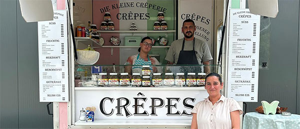 Eyline und Sidney Rosenberg vor ihrem Crepesstand