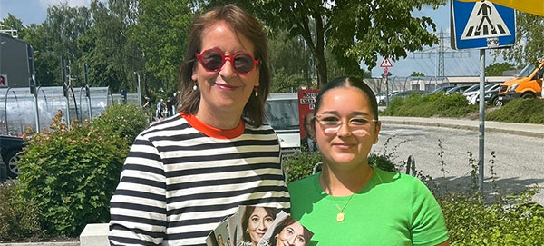 Eyline und Sidney Rosenberg vor ihrem Crepesstand
