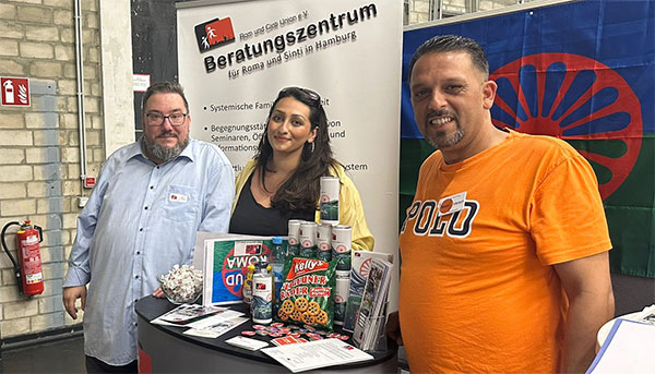 Marcel Reinhard vom Sinti-Verein mit Mitarbeitern der Roma und Sinti Union