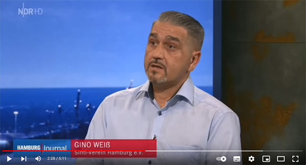 Giovanni Weiß vom Sinti-Verein beim Interview im NDR