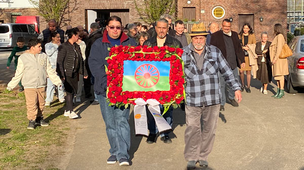 Der Sinti-Verein legt einen Kranz nieder - Weltromatag am 8. April