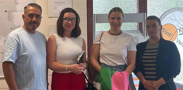 Dajana Weiß, Giovanni Weiß mit Katharina Kaniayeva von der AnKa Kinder und Jugendhilfe zu Gast im Sinti-Verein