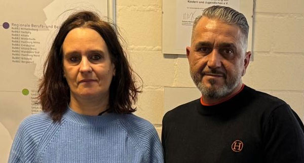 Claudia Dyroff und Giovanni Wei&szlig; im Sinti-Verein