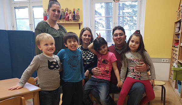 Sabrina Buchstein, Frau Antonia Thiele und Francesco Weiß und Kinder des Kindergartens Sievekingplatz