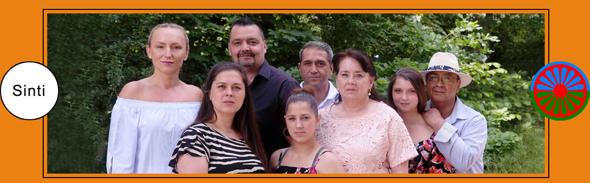 Team und Logo des Familienbildungszentrums für Sinti und Roma